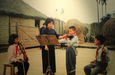 Cô giáo nhiệt tình hướng dẫn từng học sinh cách chơi nhạc cụ. 
