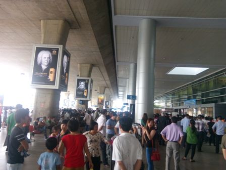 Đến 14h30, dòng người đông nghịt trước các cửa ra tại sân bay
