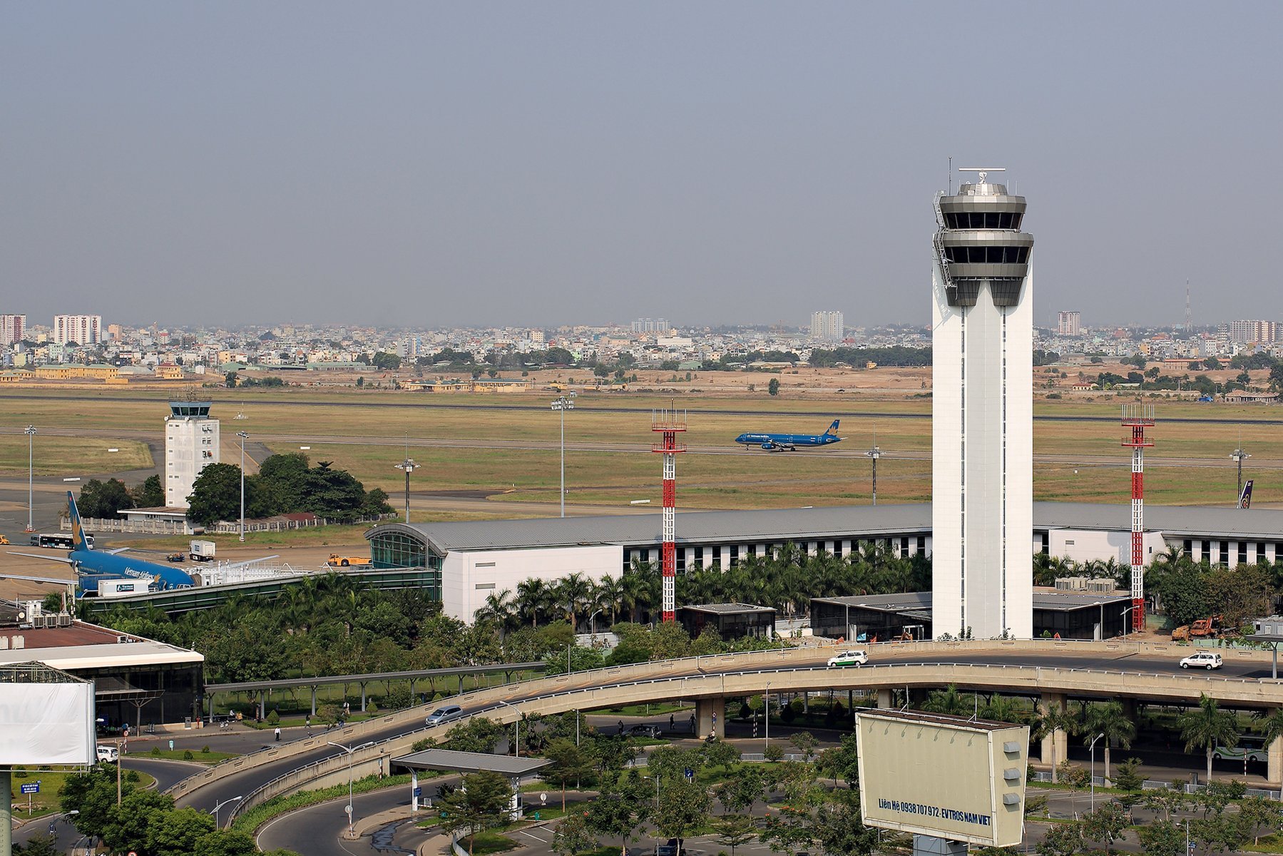 Hiện mỗi ngày sân bay Tân Sơn Nhất có gần 300 lượt máy bay cất/hạ cánh 