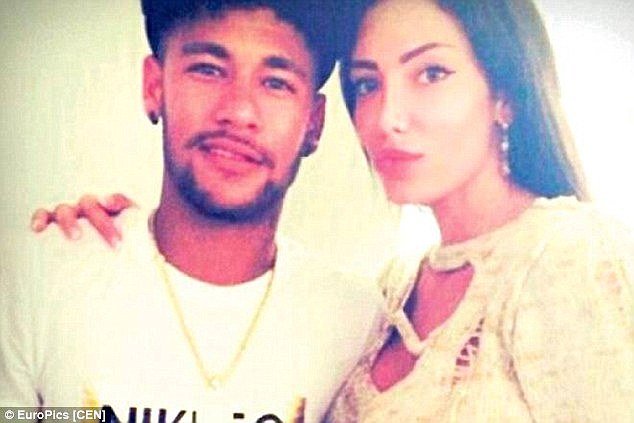 Bức ảnh Soraja chụp chung cùng Neymar được đăng tải trên