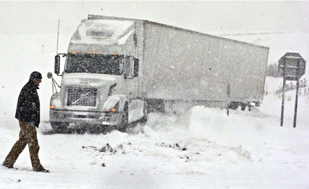 Hàng trăm phương tiện vẫn đang mắc kẹt trên các tuyến đường vì bão tuyết
