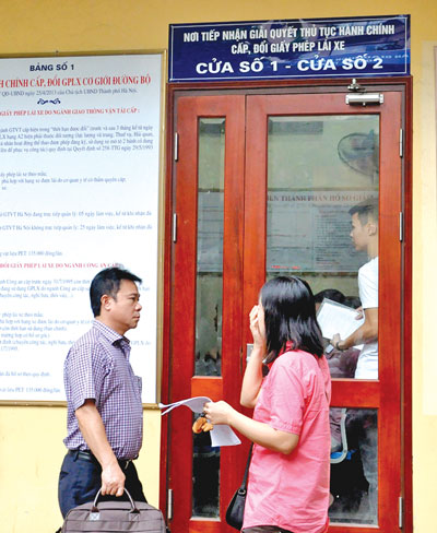 Người dân đến làm thủ tục cấp đổi GPLX tại 16 Cao Bá Quát, Hà NộiẢnh: Dương Linh