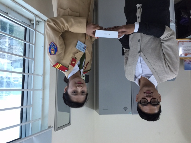 Thượng sĩ Nhung trao trả điện thoại cho anh Phạm Đăng Quang tại Trụ sở Đội CSGT số 6