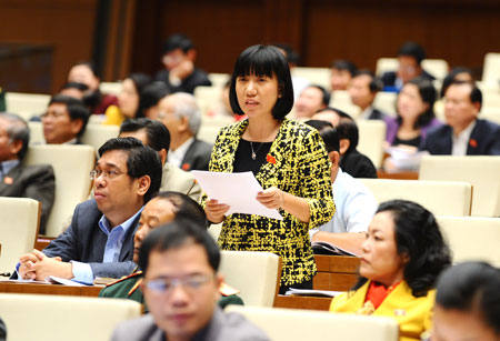 Đại biểu Đoàn Nguyễn Thùy Trang (TP HCM) phát biểu tại Quốc hội ngày 20/11