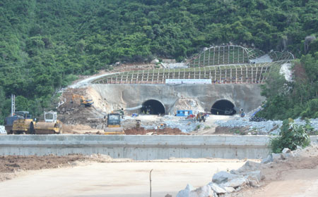 Đào hầm Cổ Mã thuộc dự án đầu tư xây dựng hầm Đèo Cả