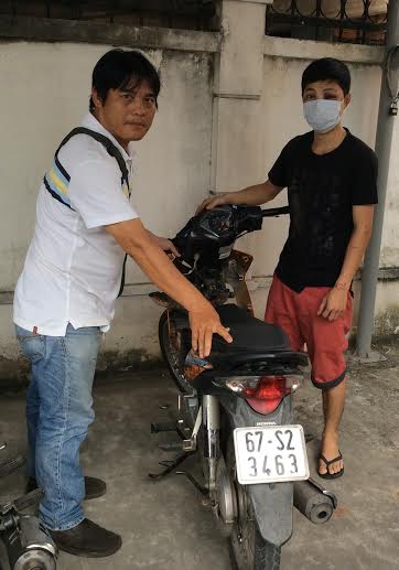  “Hiệp sĩ” Nguyễn Thanh Hải(trái) trao trả xe cho anh Võ Anh Văn.