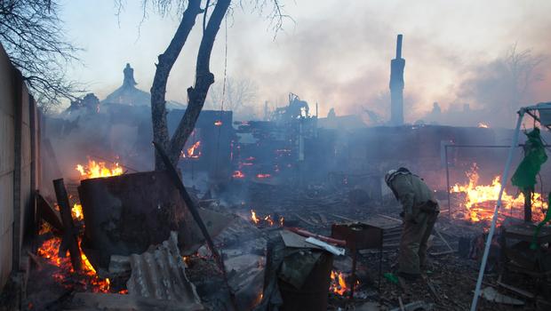 Một ngôi làng gần sân bay Donetsk sau pháo kích