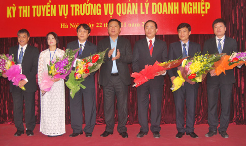 Bộ trưởng tăng hoa cho 6 thí sinh tham dự kỳ thi.