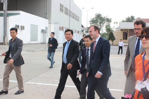 Bộ trưởng Đinh La Thăng cùng đại diện của Airbus chuẩn bị lên máy bay A350 XWB để bay thử