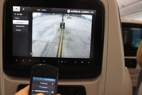 Màn hình cảm ứng rộng và hệ thống điều khiển bằng tay được trang bị phía trước mặt ghế ngồi của hành khách