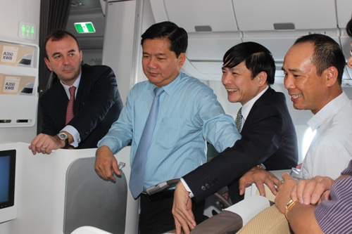 Bộ trưởng Đinh La Thăng thăm quan khoang hành khách trên tàu bay