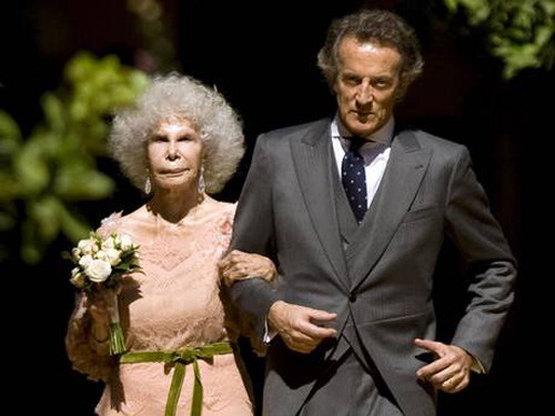 Bà Maria del Rosario Cayetana Fitz-James-Stuart sánh vai cùng người chồng thứ ba, ông Alfonso Diez, trong lễ cưới năm 2011. Ảnh: Independent.