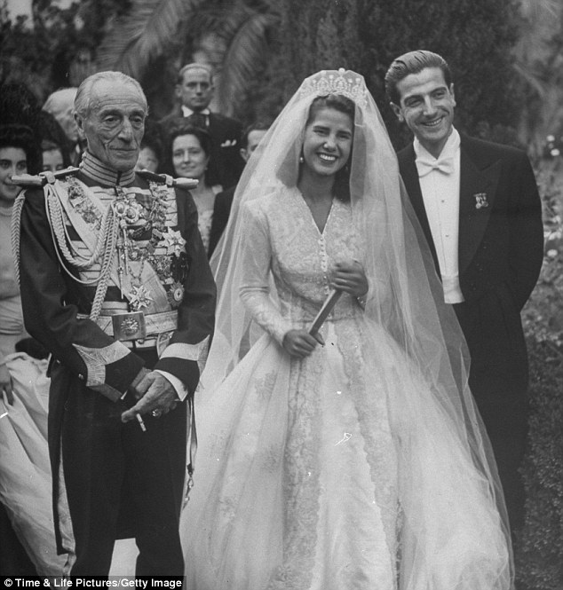 Nữ Công tước rạng rỡ trong đám cưới đầu tiên cùng ông Luis Martinez de Irujo- Ảnh: Getty Images