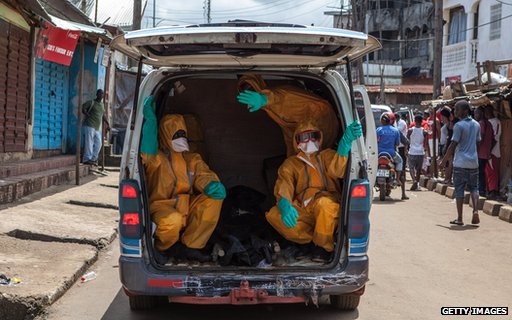  Tương lai việc chôn cất nạn nhân Ebola sẽ do robot đảm nhận