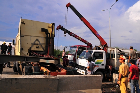 Sau hơn 2 tiếng đồng hồ, chiếc container mới được cầu đi