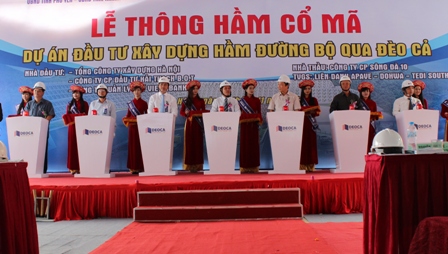 Thứ trưởng Nguyễn Văn Thể, lãnh đạo các địa phương và các đại biểu nhấn nút thông hầm Cổ Mã