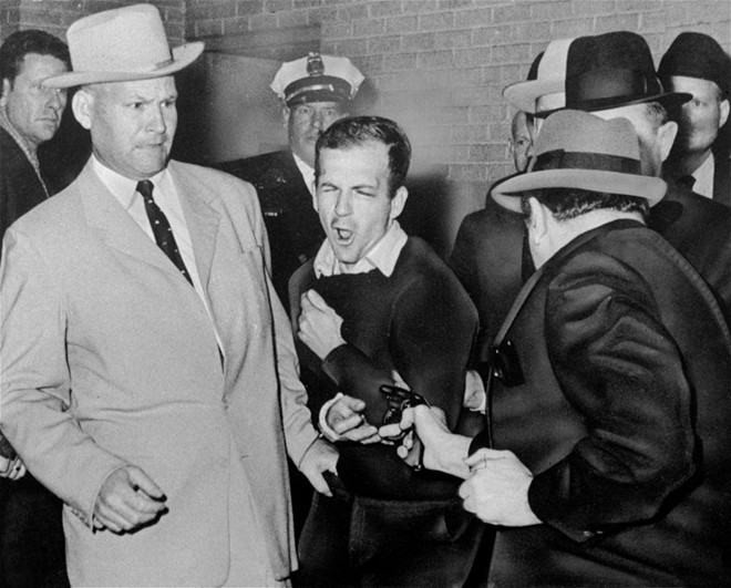 Ngày 24/11, Lee Harvey Oswald, thủ phạm ám sát ông Kennedy, bị Jack Ruby, một chủ hộp đêm, bắn khi Oswald đang chuyển trại giam. Xung quanh Oswald là những cảnh sát mặc thường phục.