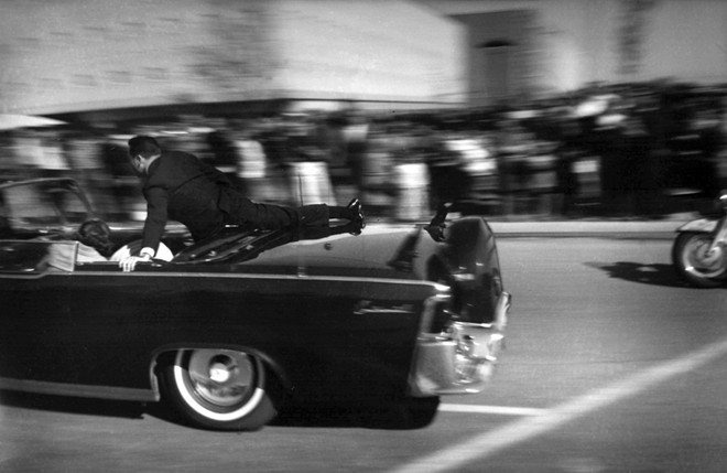 Ngay sau vụ nổ súng, chiếc limousine chở ông Kennedy đang bị thương nặng nhanh chóng lao về bệnh viện gần nhất
