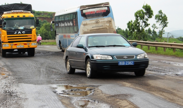 Tuy nhiên, đến ngày 19/11, trực tiếp có mặt đoạn qua đèo Quán Cau (đoạn Km 1309 – Km 1310 QL1)…, PV Báo Giao thông ghi nhận mặt đường bị vệt hằn bánh xe rất sâu tạo thành “sống lưng trâu”, đường ổ gà, ổ voi, vẫn không được các đơn vị thi công có biện pháp khắc phục, cảnh giới đảm bảo ATGT. 