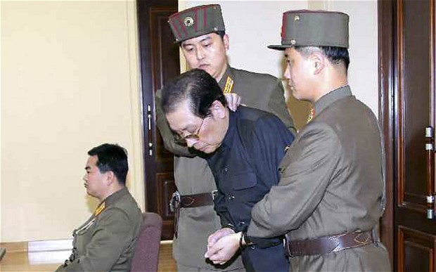 Cảnh ông Jang Song Thaek bị đưa vào Tòa án quân sự hồi năm ngoái