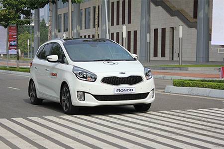 Kia Rondo được phân phối ở Việt Nam với mức giá bán lẻ dao động từ 729 đến 828 triệu đồng, tùy từng phiên bản - Ảnh: Bobi 