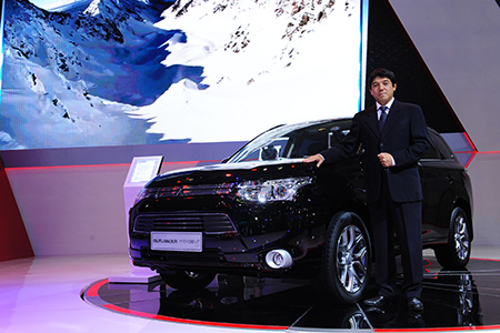 Ông Kunihide Kume, Phó Tổng giám đốc của Vina Star Motors giới thiệu chiếc Outlander PHEV tại VMS 2014