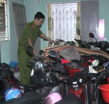 Qua kiểm tra, cơ quan công an phát hiện nhiều xe đạp điện cùng nhiều tang vật có liên quan tại tiệm cầm đồ của bà Nguyễn Thị Bạch
