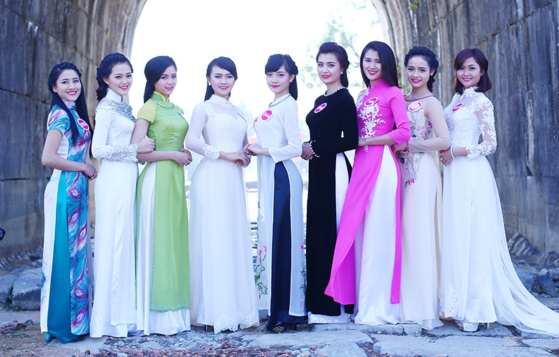 Các thí sinh của cuộc thi Người đẹp xứ Thanh chụp ảnh áo dài tại thành nhà Hồ
