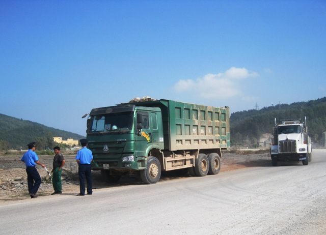 Lực lượng Thanh tra giao thông ( thuộc Cục QLĐB II) đang tiến hành kiểm tra xe vi phạm trên tuyến đường Nghi Sơn - Bãi Trành