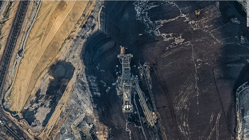 Với bức ảnh chụp mỏ khai thác than ở Hambach, anh Lang muốn truyền tải một thông điệp về môi trường