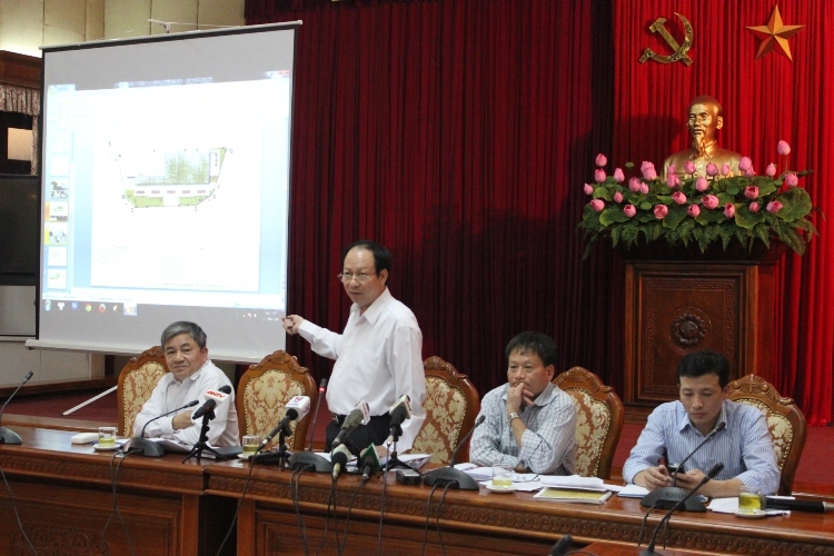 ông Lâm Quốc Hùng, Phó chủ tịch UBND quận Hoàn Kiến giải thích về công trình trung tâm thông tin văn hóa Hồ Giam tại cuộc họp Thành ủy