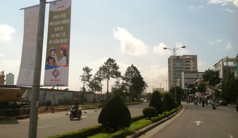 Những khẩu hiệu tuyên truyền trực quan sinh động đã thu hút sự quan tâm của nhiều người đi đường