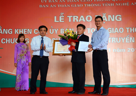 Đại diện Ủy ban ATGT Quốc gia và Ban ATGT tỉnh Nghệ An trao bằng khen cho ông Định