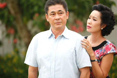 Diễn viên Trịnh Kim Chi (vai bà Lan) và Văn Tùng (vai ông Bách) trong phim 