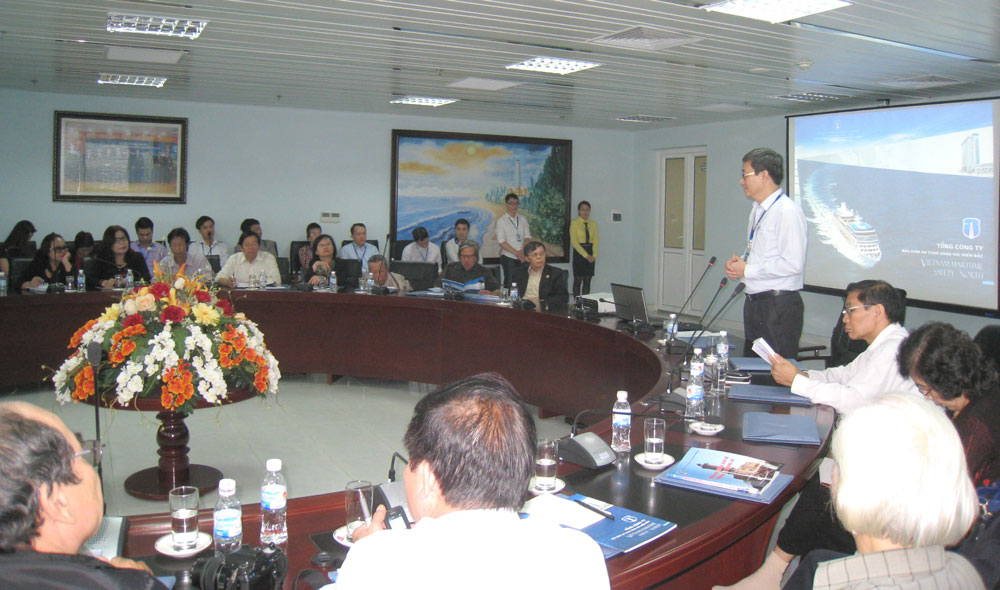 Tổng giám đốc Bảo đảm ATHH Miền Bắc, ông Lưu Văn Quảng (người đứng) giới thiệu với Đoàn;