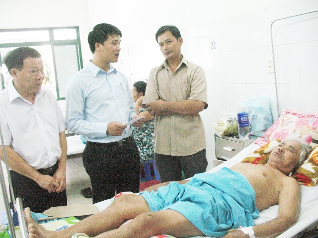 Phó Cục trưởng Cục Quản lý đường bộ 3 Trần Hưng Hà ân cần thăm hỏi nạn nhân và gia đình nạn nhân bị TNGT tại Bệnh viện đa khoa Đà Nẵng