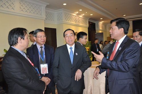 Bộ trưởng GTVT Đinh La Thăng và Bộ trưởng GTVT Lào trao đổi bên lề phiên họp