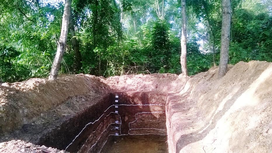 Một vị trí tại Thạch Lạc được các nhà khoa học tiến hành khai quật khảo cổ