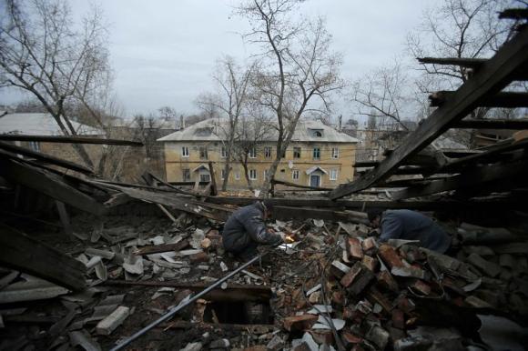 Nhà cửa tan hoang vì pháo kích tại miền đông Ukraine