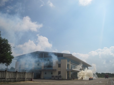 Cảng hàng không Chu Lai cháy lớn, sau đó lan ra ngoài rồi bốc cháy dữ dội
