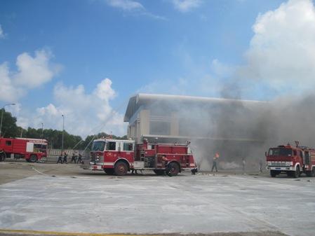Hàng chục xe chữa cháy được huy động đến dập lửa