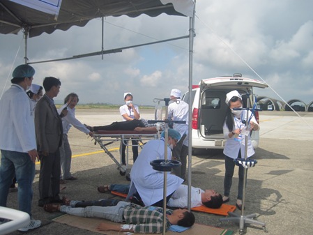 Đội ngũ y tế tích cực sơ cứu cho nạn nhân