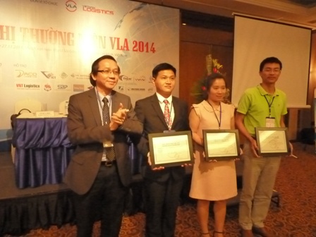ông Đỗ Xuân Quang, Chủ tịch Hiệp hội VLA trao giấy chứng nhận Hội viên cho 3 thành viên mới