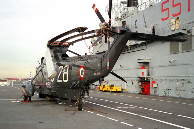 Trực thăng SH-3 Sea King trên boong tàu Giuseppe Garibaldi. 