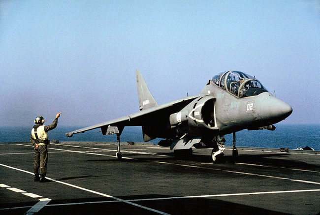 Tiêm kích – ném bom trên hạm AV-8B Harrier II trên tàu. 