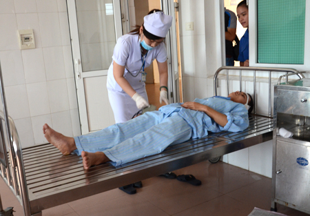 Nạn nhân Trần Văn Quang đang được đội ngũ y, bác sĩ Bệnh viện 115 Nghệ An, thăm khám và điều trị.
