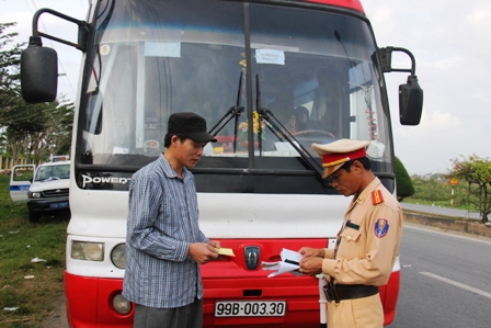 Lực lượng chức năng Quảng Ngãi kiểm tra, xử lý xe khách vi phạm trên tuyến tránh QL1 qua TP Quảng Ngãi