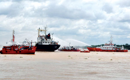 Diễn tập tìm kiếm cứu hộ cứu nạn trong vùng nước cảng biển TP Hồ Chí Minh sáng 15/9/2014