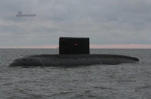 Cơ bản thì tàu ngầm Kilo 636.3 đóng cho Nga giống về kích thước nếu so với tàu ngầm xuất khẩu cho Việt Nam, Trung Quốc. Các tàu có lượng giãn nước khi nổi là 2.350 tấn.