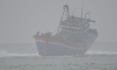 Tàu cá QNg 97235 TS bị mắc cạn tại vùng biển Lý Sơn.
